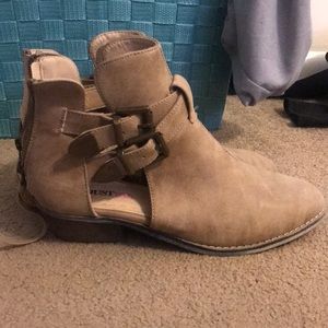 Justfab 7.5 women’s booties. Great condition!